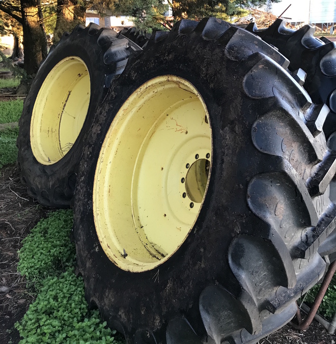 Tractor Tyres, 20.842 on John Deere Rims. Machinery